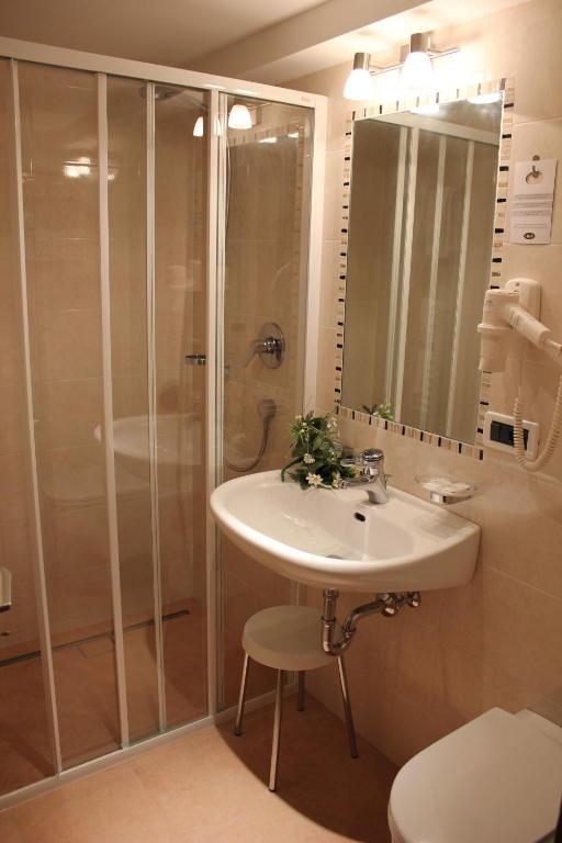 Hotel Garni Panoramik St. Ulrich in Gröden Zimmer foto