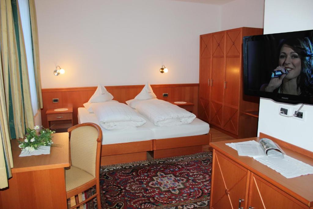 Hotel Garni Panoramik St. Ulrich in Gröden Zimmer foto
